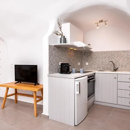 Whitewashed Pensionat Mesaria