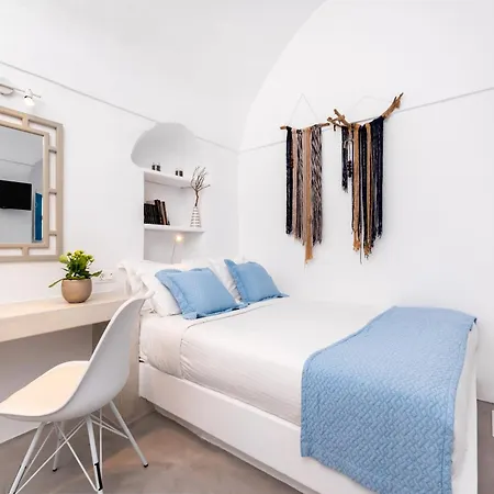 Guest house Whitewashed Messaria (Santorini)
