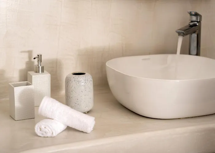 Whitewashed Pensionat Mesaria