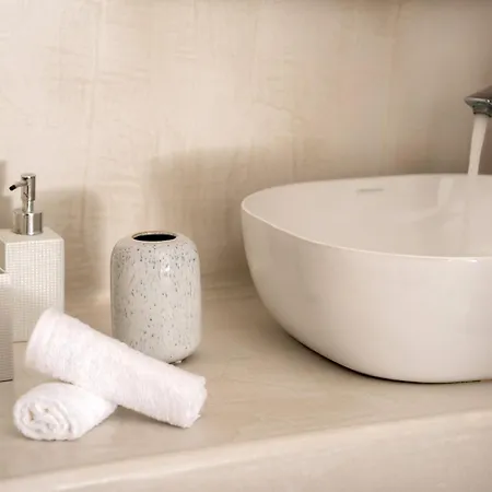 Whitewashed Affittacamere Mesariá